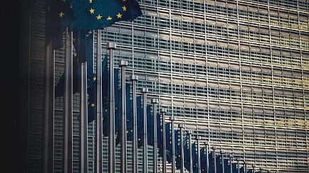 Viele EU-Flaggen an nebeneinanderstehenden Stangen
